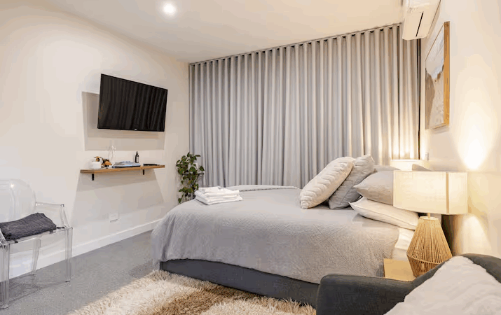 Tvbedroom